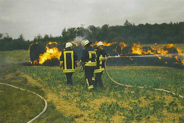 ff-einsatz-strohballen-steinfischbach-2002_05.jpg